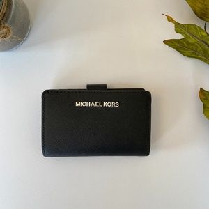 Michael Kors Jet Set Zip Around Travel Wallet